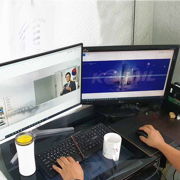 저희 디자이너들이 코렐 임직원의 퇴임앨범을 디자인하고 있는 화면입니다