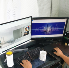 저희 디자이너들이 코렐 임직원의 퇴임앨범을 디자인하고 있는 화면입니다