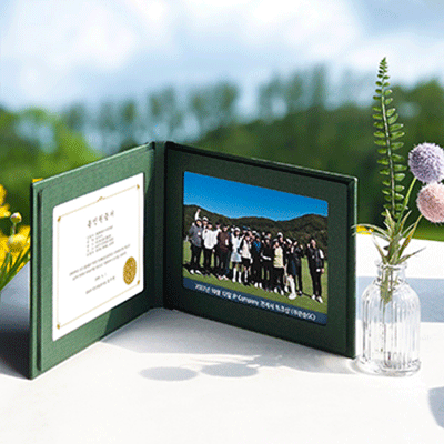 저희 태시스템 에서는 굿즈의 골프앨범 제품인 홀인원증서를 출시하여 [전국] 골프앨범 대회 및 VIP 초청행사 전용 앨범 제작, 5x7 규격 사진 인화 및 현장감 넘치는 맞춤형 행사앨범 설계 전문 관공서 방문기념앨범, 기업 방문앨범