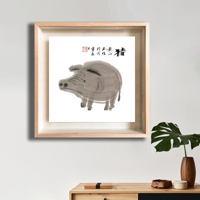 돼지, 무술년 초봄에 황융위가 그리다 미니멀한 선반 공간에 배치한 인테리어액자 이미지
