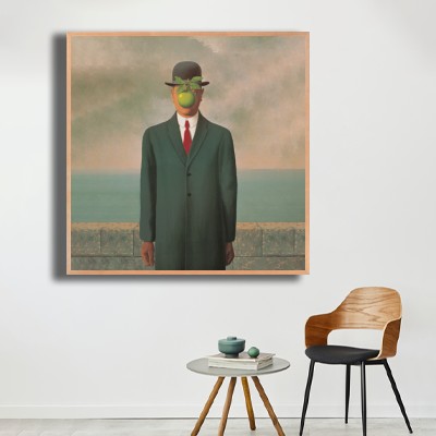 르네 마그리트 The Son of Man 의자와 함께 연출한 실내 명화액자 배치 이미지