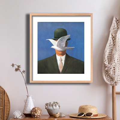 르네 마그리트  Homme au Chapeau Melon 내추럴한 소품과 함께 꾸민 명화액자 인테리어 이미지