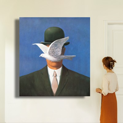 르네 마그리트  Homme au Chapeau Melon 인물과 공간감을 함께 보여주는 명화액자 연출 이미지