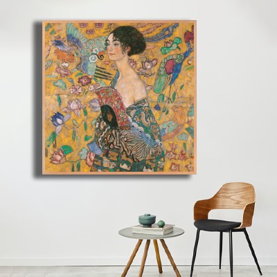 구스타프 클림트 여인 초상 그림 의자와 함께 연출한 실내 명화액자 배치 이미지