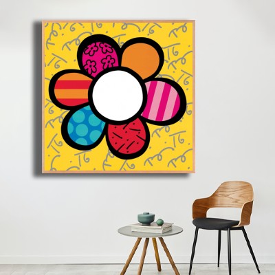 로메로 브리토 02Flower Power 의자와 함께 연출한 실내 명화액자 배치 이미지