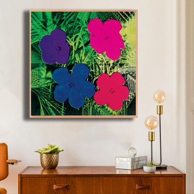 앤디 워홀 Flowers(Purple, Blue, Pink, Red) 원목 수납장 위에 배치한 명화액자 공간 연출 이미지