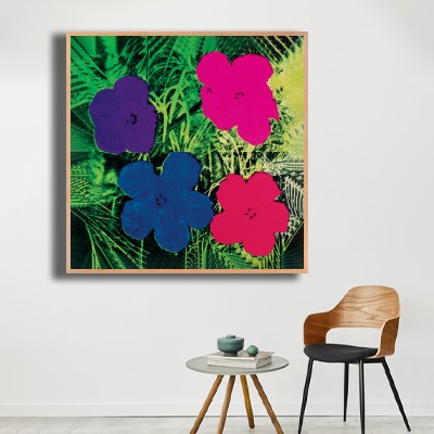 앤디 워홀 Flowers(Purple, Blue, Pink, Red) 의자와 함께 연출한 실내 명화액자 배치 이미지