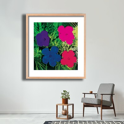 앤디 워홀 Flowers(Purple, Blue, Pink, Red) 테이블 소품과 조화되는 명화액자 공간 연출 이미지