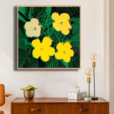 앤디 워홀 Flowers(Yellow) 원목 수납장 위에 배치한 명화액자 공간 연출 이미지
