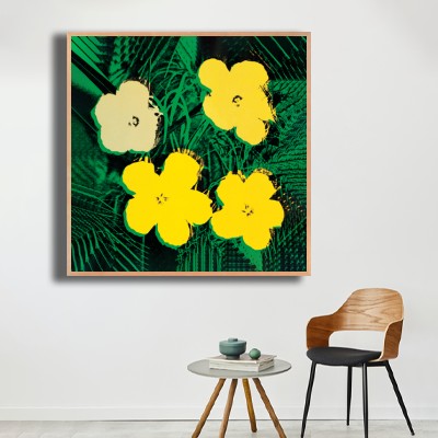 앤디 워홀 Flowers(Yellow) 의자와 함께 연출한 실내 명화액자 배치 이미지