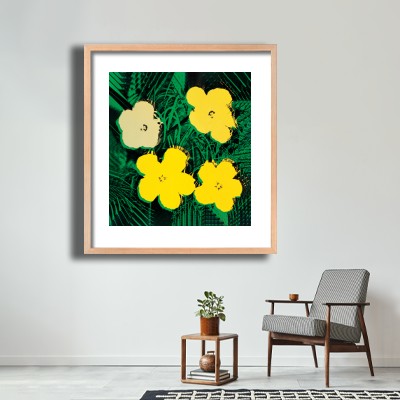 앤디 워홀 Flowers(Yellow) 테이블 소품과 조화되는 명화액자 공간 연출 이미지