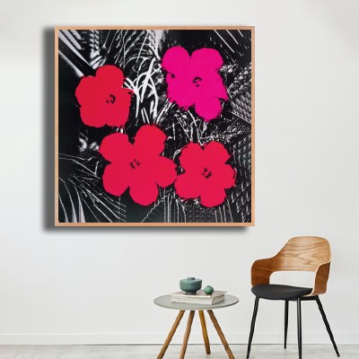앤디 워홀  Flowers(Red and Pink) 의자와 함께 연출한 실내 명화액자 배치 이미지