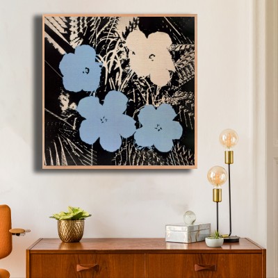 앤디 워홀 Flowers(Blue and Ivory) 원목 수납장 위에 배치한 명화액자 공간 연출 이미지