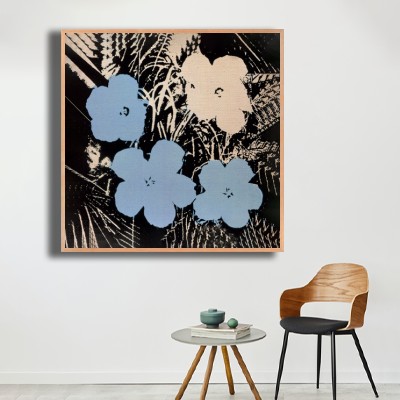 앤디 워홀 Flowers(Blue and Ivory) 의자와 함께 연출한 실내 명화액자 배치 이미지