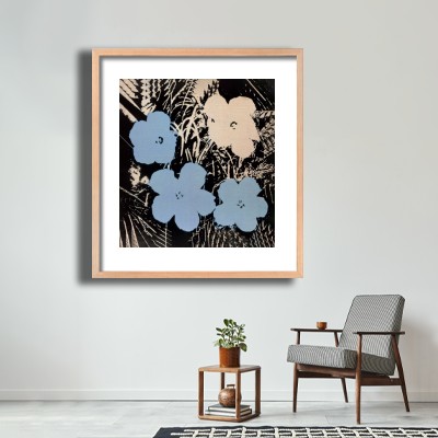 앤디 워홀 Flowers(Blue and Ivory) 테이블 소품과 조화되는 명화액자 공간 연출 이미지
