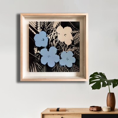 앤디 워홀 Flowers(Blue and Ivory) 미니멀한 선반 공간에 배치한 명화액자 연출 이미지