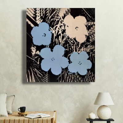 앤디 워홀 Flowers(Blue and Ivory) 소파가 있는 거실 공간에 어울리는 명화액자 이미지