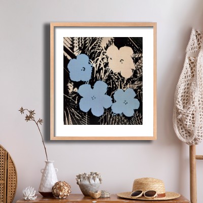 앤디 워홀 Flowers(Blue and Ivory) 내추럴한 소품과 함께 꾸민 명화액자 인테리어 이미지