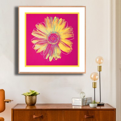 앤디 워홀  Daisy(Fuschia and Yellow) 원목 수납장 위에 배치한 명화액자 공간 연출 이미지