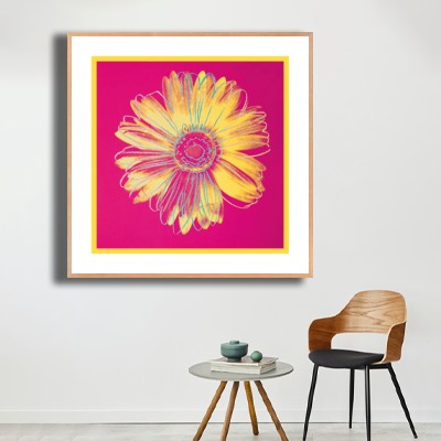 앤디 워홀  Daisy(Fuschia and Yellow) 의자와 함께 연출한 실내 명화액자 배치 이미지
