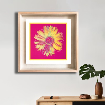 앤디 워홀  Daisy(Fuschia and Yellow) 미니멀한 선반 공간에 배치한 명화액자 연출 이미지