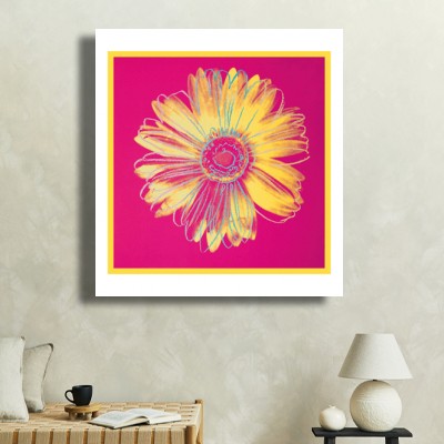 앤디 워홀  Daisy(Fuschia and Yellow) 소파가 있는 거실 공간에 어울리는 명화액자 이미지