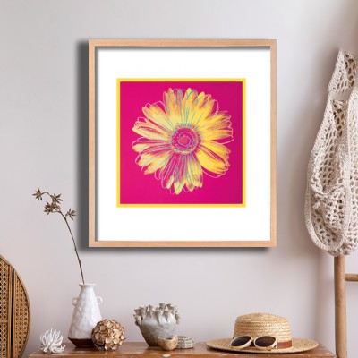 앤디 워홀  Daisy(Fuschia and Yellow) 내추럴한 소품과 함께 꾸민 명화액자 인테리어 이미지