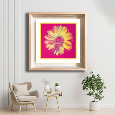앤디 워홀  Daisy(Fuschia and Yellow) 화이트톤 거실 공간에 어울리는 명화액자 배치 이미지