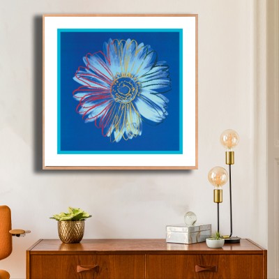 앤디 워홀 Daisy(Blue on Blue) 원목 수납장 위에 배치한 명화액자 공간 연출 이미지