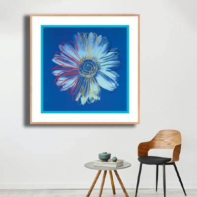 앤디 워홀 Daisy(Blue on Blue) 의자와 함께 연출한 실내 명화액자 배치 이미지