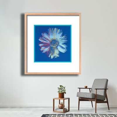 앤디 워홀 Daisy(Blue on Blue) 테이블 소품과 조화되는 명화액자 공간 연출 이미지