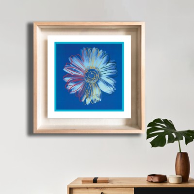 앤디 워홀 Daisy(Blue on Blue) 미니멀한 선반 공간에 배치한 명화액자 연출 이미지