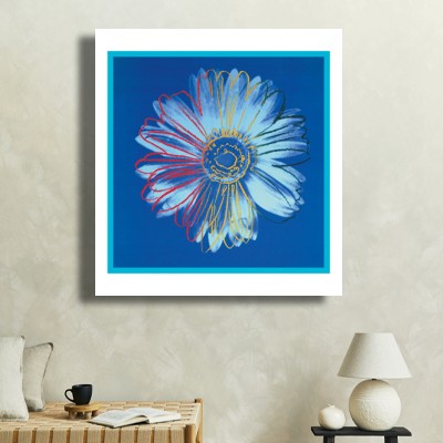 앤디 워홀 Daisy(Blue on Blue) 소파가 있는 거실 공간에 어울리는 명화액자 이미지