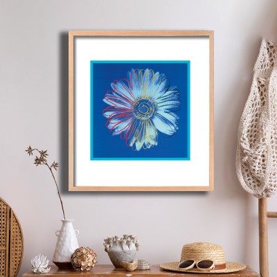 앤디 워홀 Daisy(Blue on Blue) 내추럴한 소품과 함께 꾸민 명화액자 인테리어 이미지