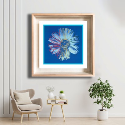앤디 워홀 Daisy(Blue on Blue) 화이트톤 거실 공간에 어울리는 명화액자 배치 이미지