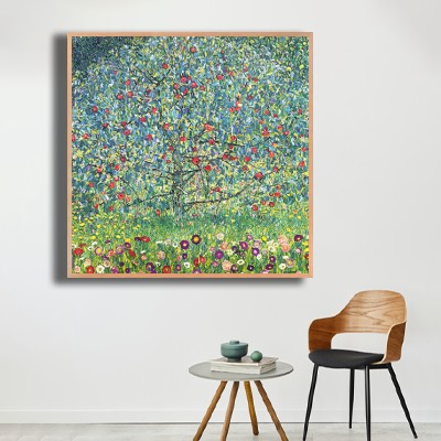구스타프 클림트 사과나무 I (Apple Tree I) 의자와 함께 연출한 실내 명화액자 배치 이미지